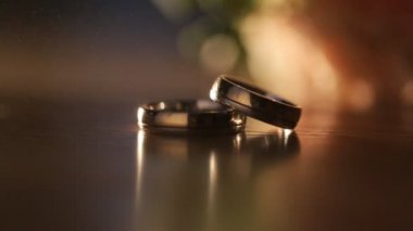 Güzel alyans masada ve kamera odak haline getirdim