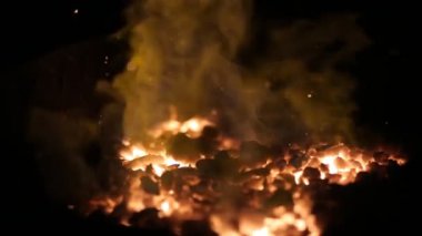 Demirci Atölyesi fırın alevler yavaş hareket ile yakın çekim