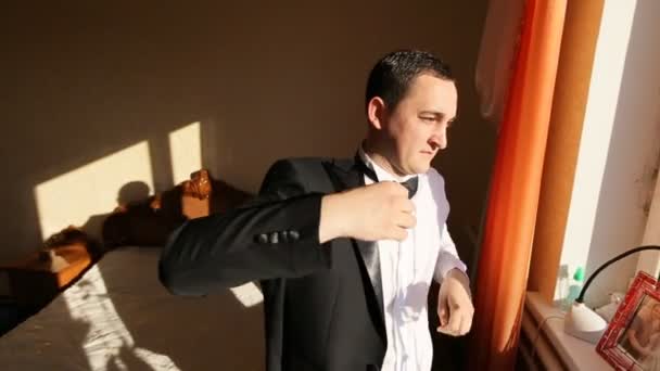 O noivo usa um casaco antes do casamento. . — Vídeo de Stock