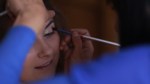 Flicka göra make-up innan bröllop. — Stockvideo