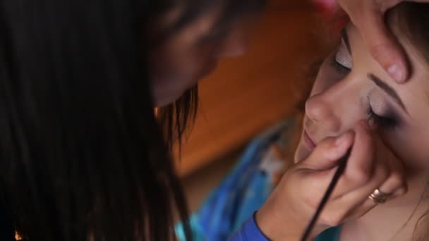 Menina fazendo maquiagem antes do casamento — Vídeo de Stock