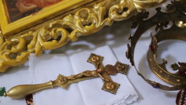 Close-up van twee gouden bruiloft kronen — Stockvideo