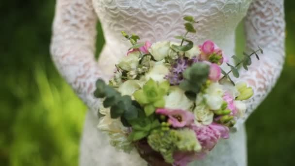 Όμορφη γαμήλια Bouquet.Wedding νυφική ανθοδέσμη σε ροζ, λευκό και πράσινο. — Αρχείο Βίντεο