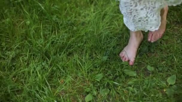 Bride is barefoot on a grass — Stock Video