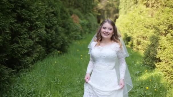 Sposa in esecuzione parco di svolta — Video Stock