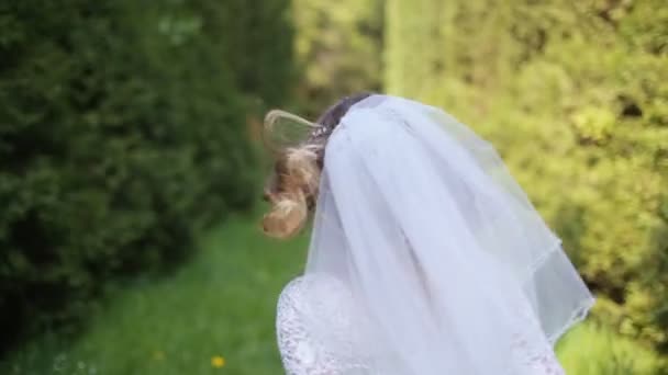 Bride running park virando — Vídeo de Stock