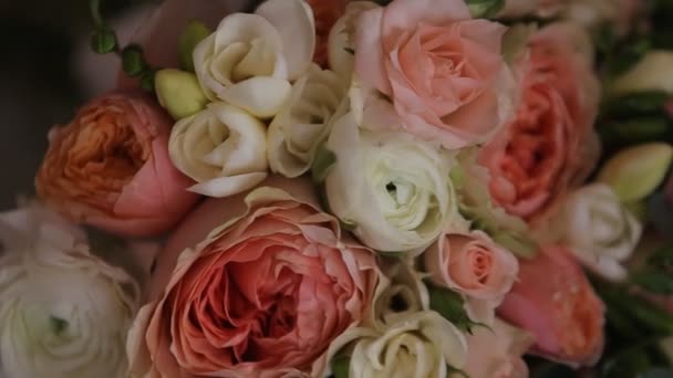 Belas decorações de casamento ao casamento. Lindas flores estão sobre a mesa . — Vídeo de Stock