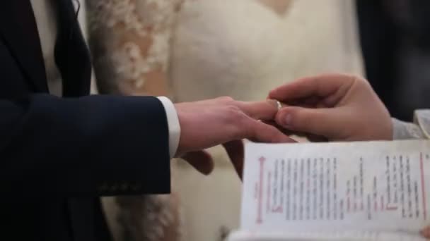 穿衣戴在手指上的结婚戒指 — 图库视频影像