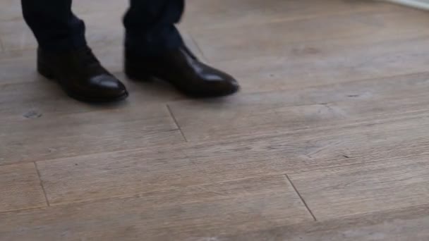 Крупним планом бізнесмени ноги в чорному взутті і штани ходять на підлозі — стокове відео