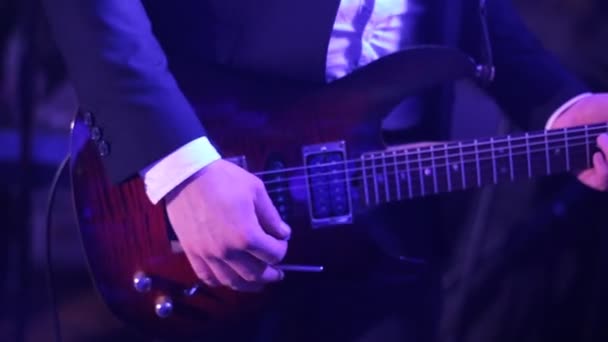 Hombre tocando la guitarra de cerca — Vídeo de stock