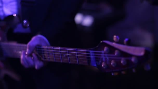 Hombre tocando la guitarra de cerca — Vídeos de Stock