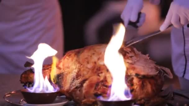 Plato del chef en el fuego en el restaurante — Vídeo de stock