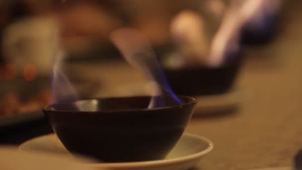 Vuur brandt in een kom op de stoep bij nacht. Abstracte achtergrond. — Stockvideo