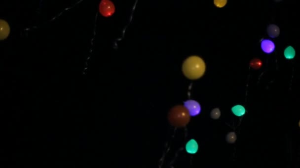 Luftballons steigen in den dunklen Himmel — Stockvideo