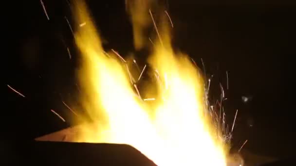 Close-up de forno na oficina de ferreiro com chamas em câmera lenta — Vídeo de Stock