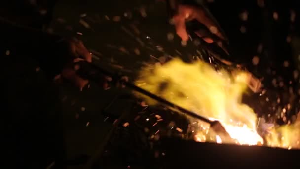 Close up van oven in smid werkplaats met vlammen in slow motion — Stockvideo