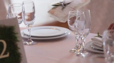 İç bir düğün salonu dekorasyon misafirler için hazır. Tören ve düğün için güzel yer. Düğün kavramı. Lüks şık düğün Resepsiyon mor dekorasyonlar pahalı Salonu