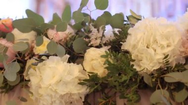 Düğün için güzel düğün süslemeleri. Masanın üzerine güzel çiçekler