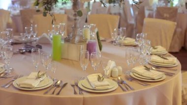 İç bir düğün salonu dekorasyon misafirler için hazır. Tören ve düğün için güzel yer. Düğün kavramı. Lüks şık düğün Resepsiyon mor dekorasyonlar pahalı Salonu