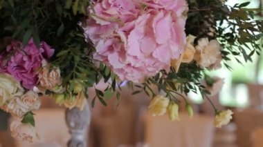 Düğün için güzel düğün süslemeleri. Masanın üzerine güzel çiçekler