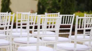 çok sayıda boş sandalye