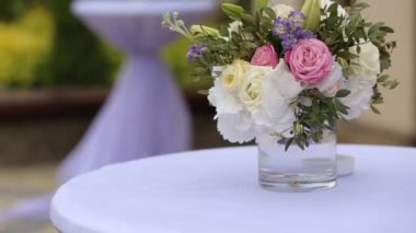Düğün için güzel düğün süslemeleri. Masanın üzerine güzel çiçekler