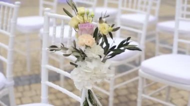 düğün töreni için sandalye süslü