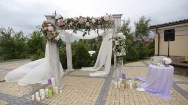 çiçekler önce gökyüzü arka planda düğün töreni düğün kemer süslenmiş