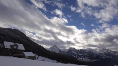 4 k zaman atlamalı bulutlar kitle üzerinde Tibet karla kaplı dağlar, Danggula haddeleme,