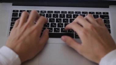 Kucak tepe ve trackpad'i kullanarak adam İnşaat