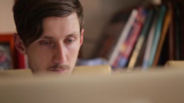 Genç adam dalga köpüğü enterne, tablet PC'yi kullanma Teenage çocuk portre vurdu. Kişi okuma, yakın çekim