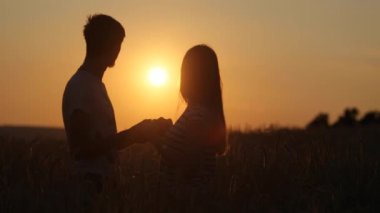 selfie ateş bir adamla bir kız gün batımı ağır çekim video