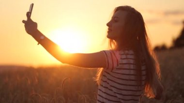 selfie ateş bir kız gün batımı ağır çekim video