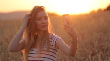 selfie ateş bir kız gün batımı ağır çekim video