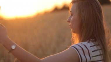 selfie ateş bir kız gün batımı ağır çekim video