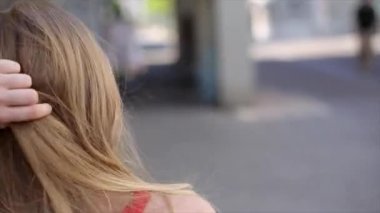 Yürüme, kırmızı elbise yürüyüş güzel kız, atış geçerken, bırakarak kamera, orta shot, ihtimal, geniş açılı görünüş güzel genç kız. çember