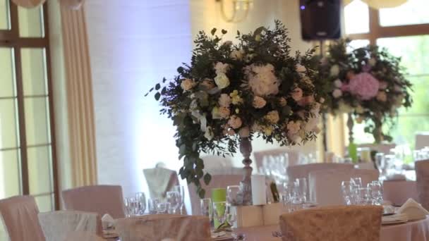 İç bir düğün salonu dekorasyon misafirler için hazır. Tören ve düğün için güzel yer. Düğün kavramı. Lüks şık düğün Resepsiyon mor dekorasyonlar pahalı Salonu — Stok video