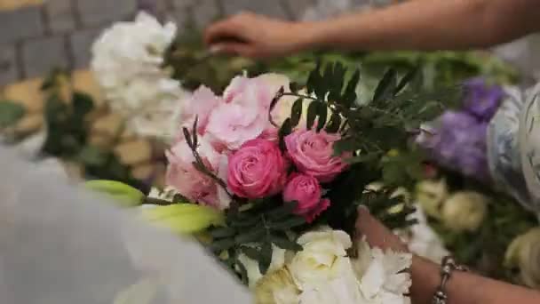 Prachtige bruiloft decoraties voor bruiloft. Mooie bloemen liggen op tafel — Stockvideo