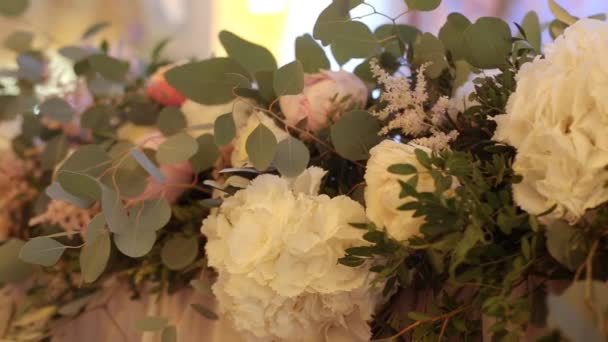 Hermosas decoraciones de boda a la boda. Hermosas flores están sobre la mesa — Vídeos de Stock