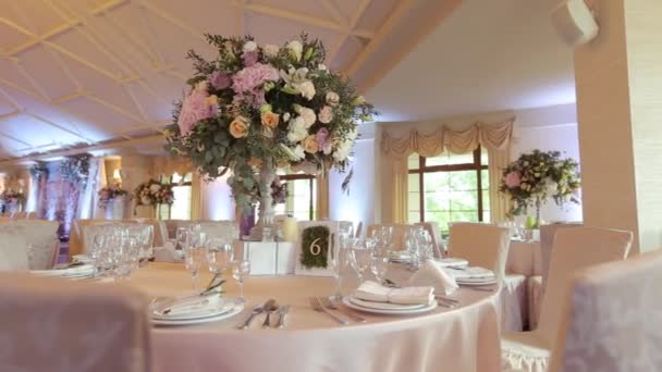 Intérieur d'une décoration de salle de mariage prêt pour les invités.Belle chambre pour les cérémonies et les mariages.Concept de mariage.Luxe élégant réception de mariage décorations violettes couloir cher — Video