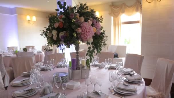 Intérieur d'une décoration de salle de mariage prêt pour les invités.Belle chambre pour les cérémonies et les mariages.Concept de mariage.Luxe élégant réception de mariage décorations violettes couloir cher — Video