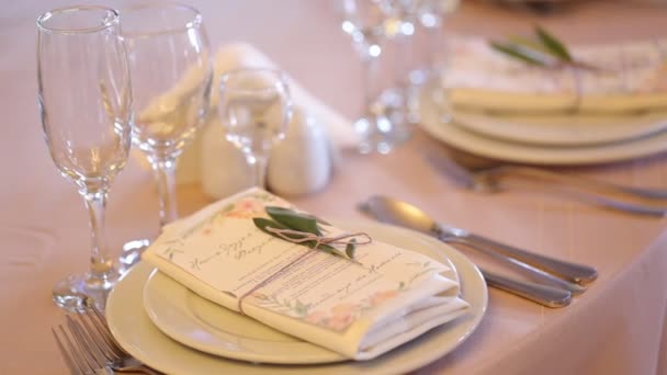 Mesa decorada para um jantar de casamento, belo cenário de mesa — Vídeo de Stock