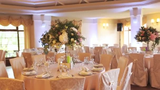 Intérieur d'une décoration de salle de mariage prêt pour les invités.Belle chambre pour les cérémonies et les mariages.Concept de mariage.Luxe élégant réception de mariage décorations violettes couloir cher — Video