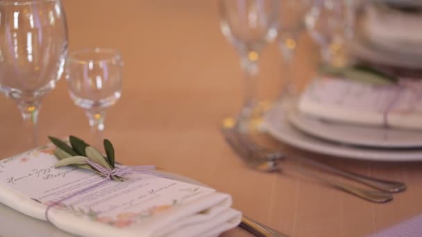 Mesa decorada para um jantar de casamento, belo cenário de mesa — Vídeo de Stock