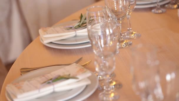 Διακοσμημένο τραπέζι για γαμήλιο γεύμα, όμορφο πίνακα ρύθμιση — Αρχείο Βίντεο