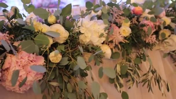 Schöne Hochzeitsdekorationen zur Hochzeit. schöne Blumen liegen auf dem Tisch — Stockvideo