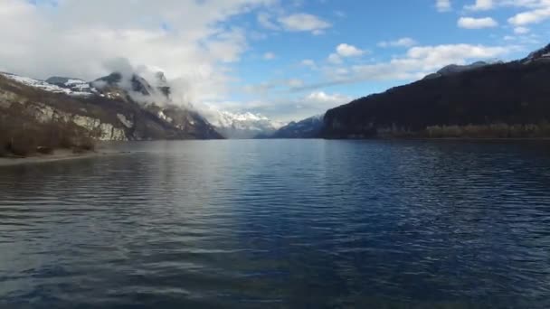 Volare su un lago tra le montagne — Video Stock