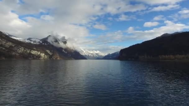 Voar sobre um lago entre montanhas cobertas de árvores — Vídeo de Stock