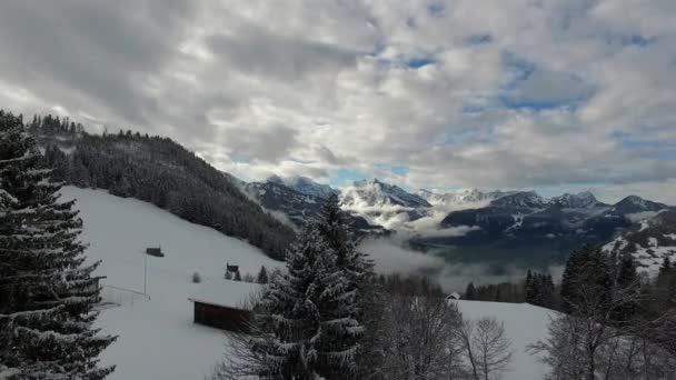 Voo sobre a montanha de neve — Vídeo de Stock