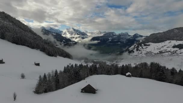 Vlucht over de sneeuw berg — Stockvideo